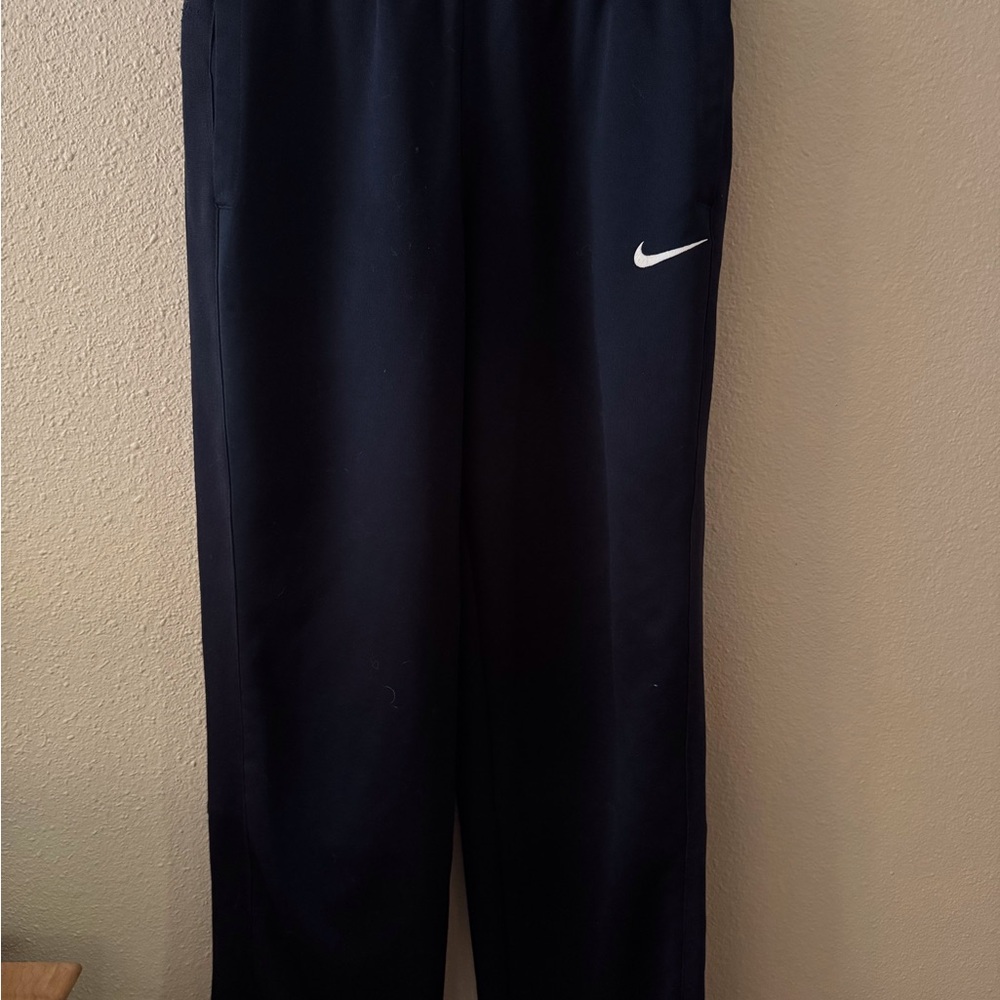 Nike Black Sweatpants with Elastic Waistband and Athletic Cut